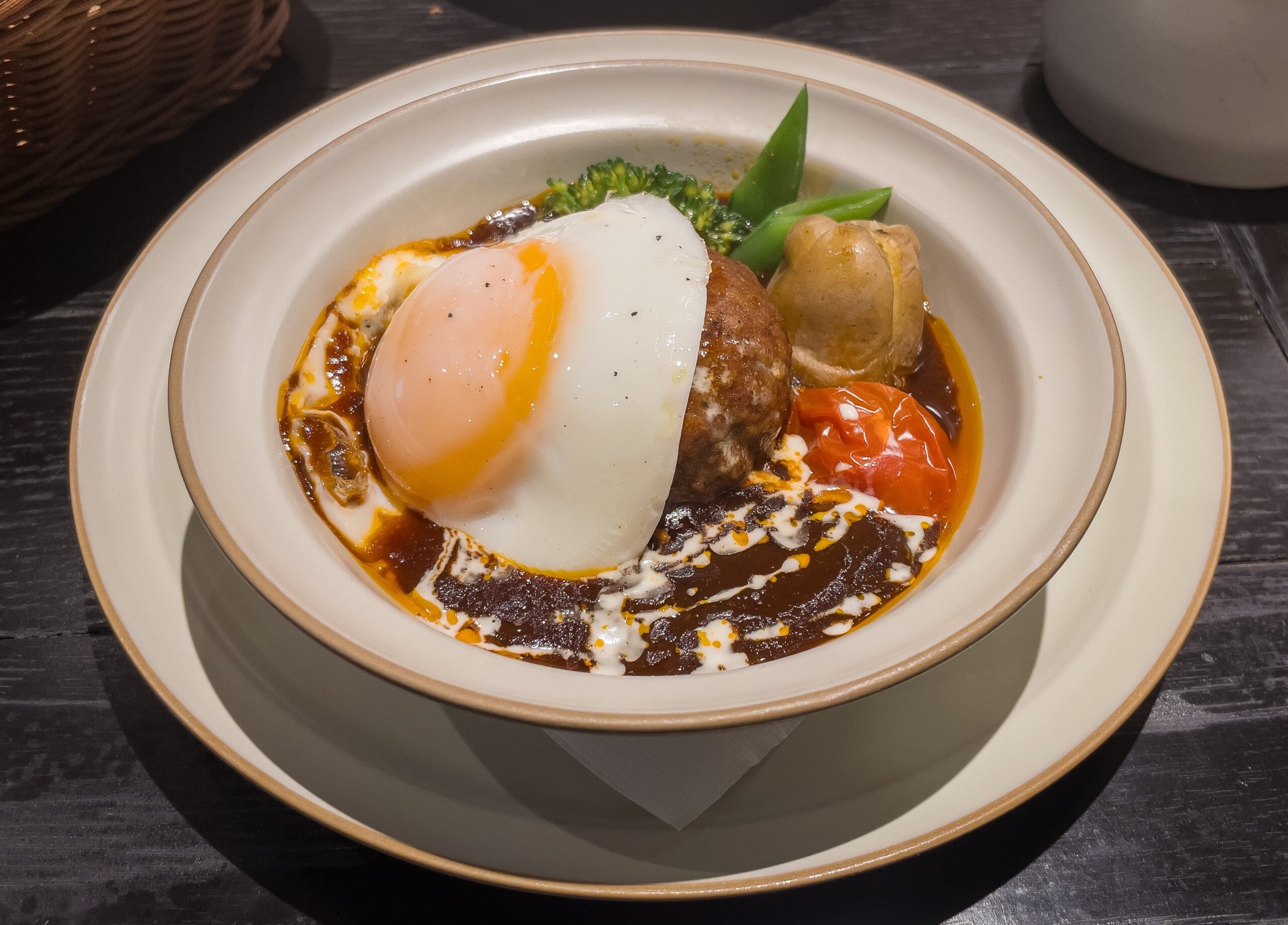 デミグラスソース仕立ての和牛ハンバーグ フライエッグ添え