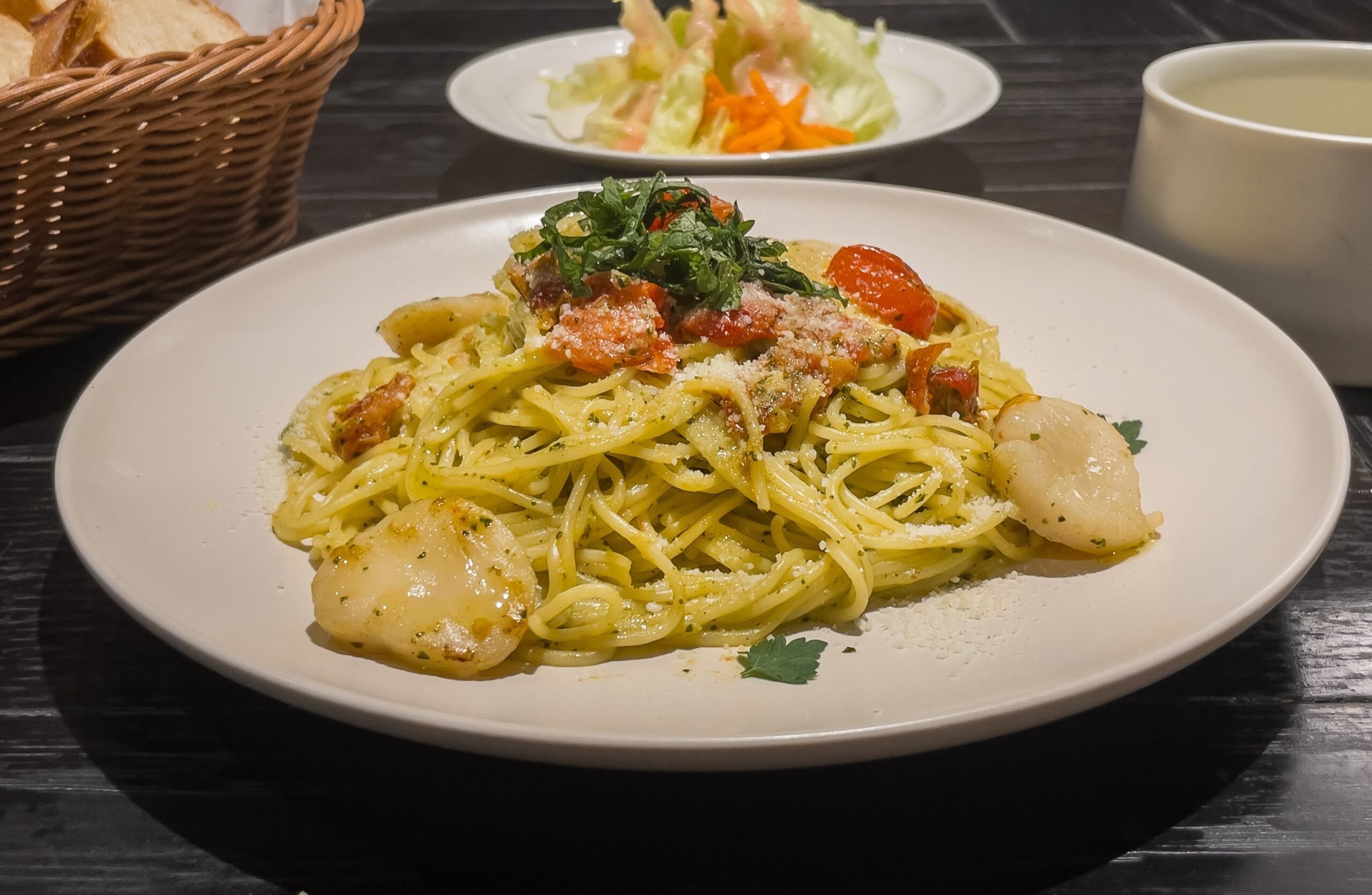 魚介とトマトのジェノベーゼパスタ