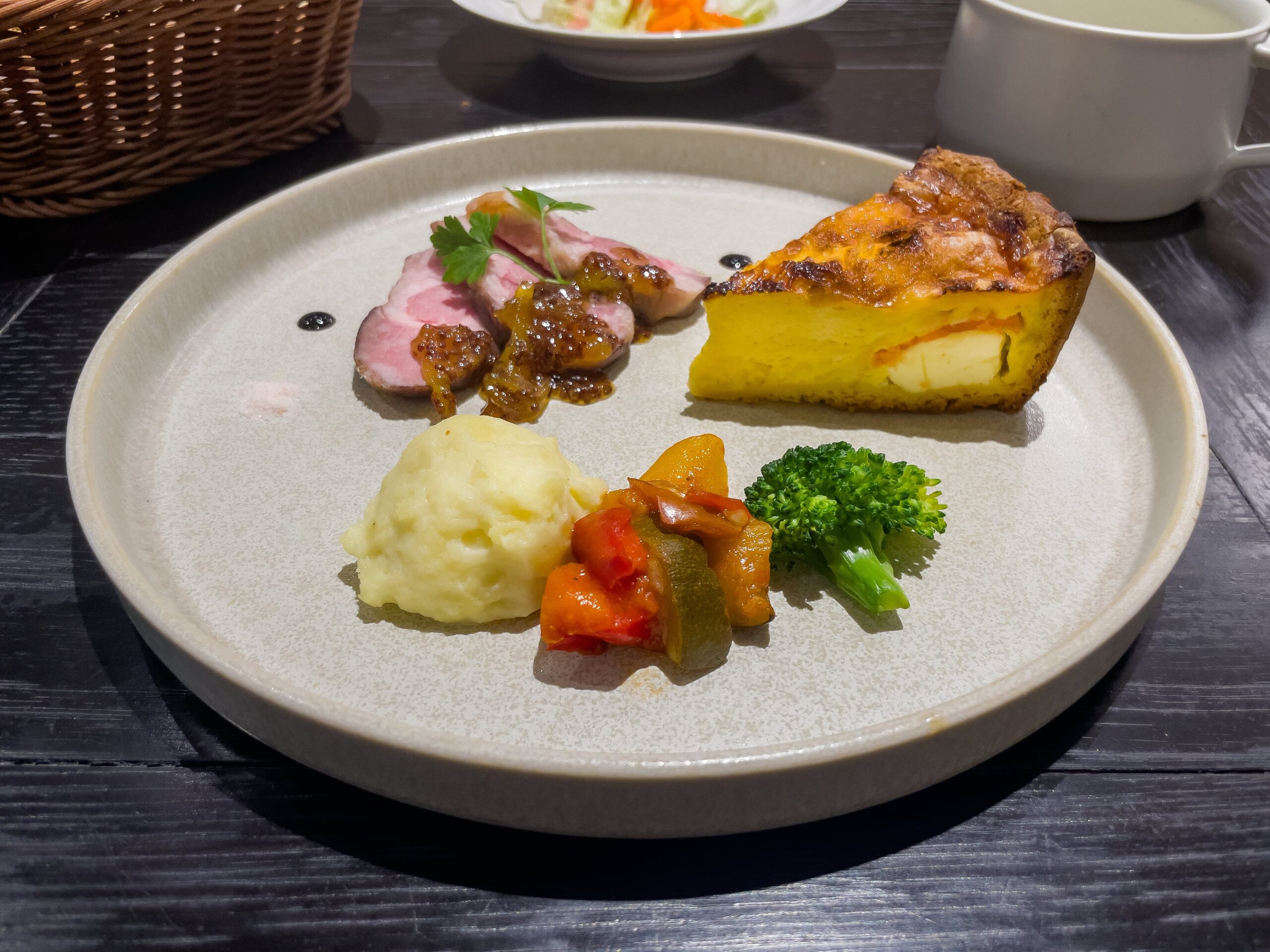 自家製キッシュとローストポークのAYUKAWAプレート