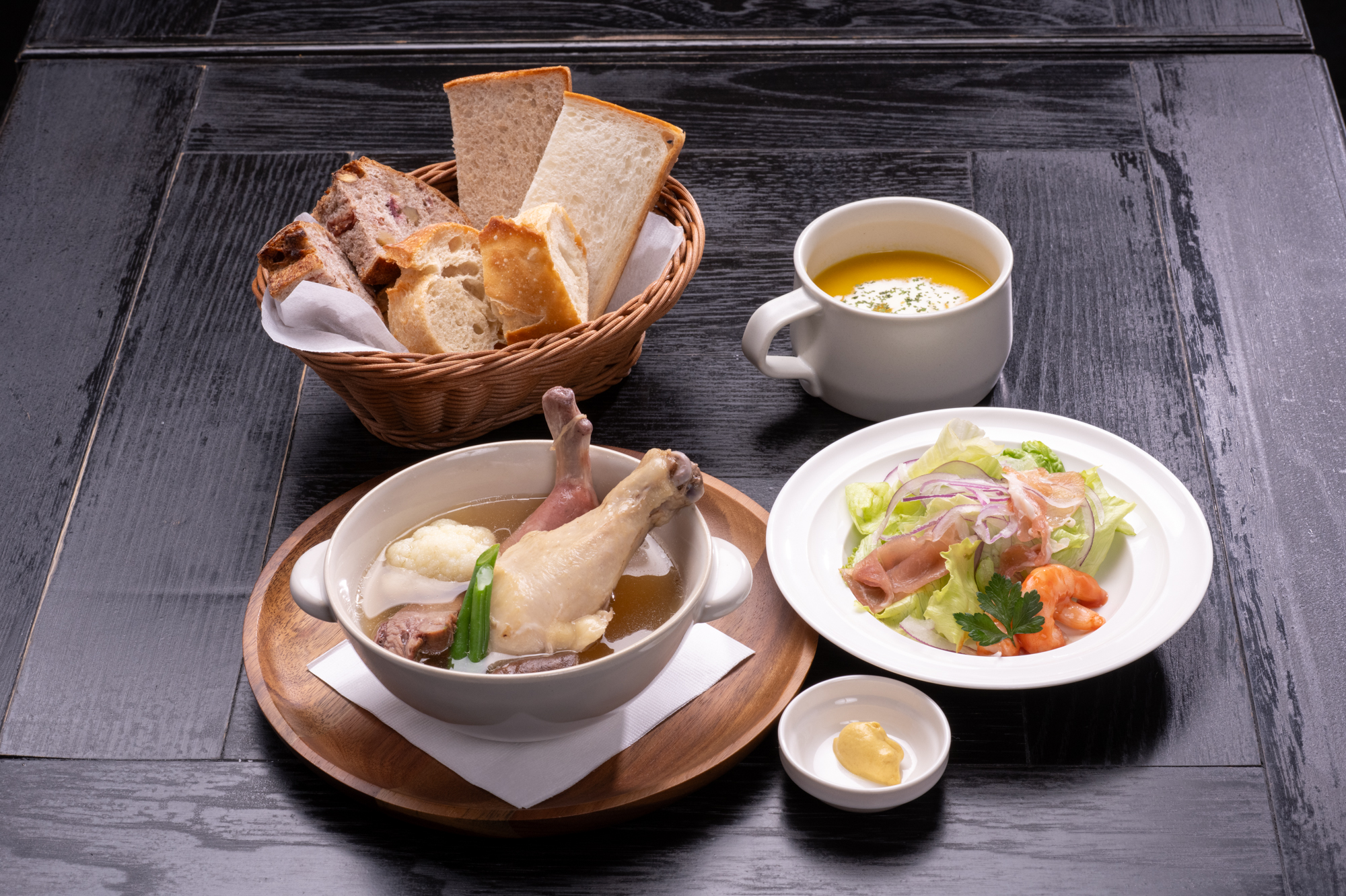 骨付きチキンと季節野菜のポトフ