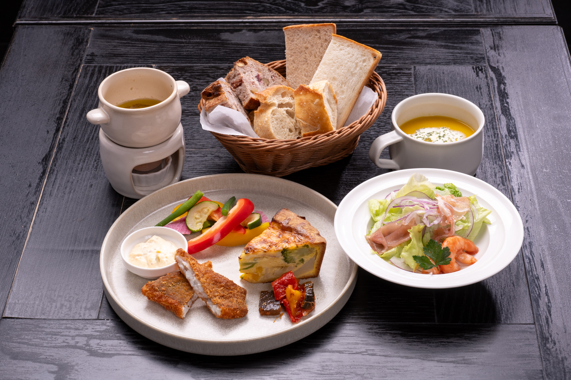 自家製キッシュと鮮魚のフライのAYUKAWAプレート