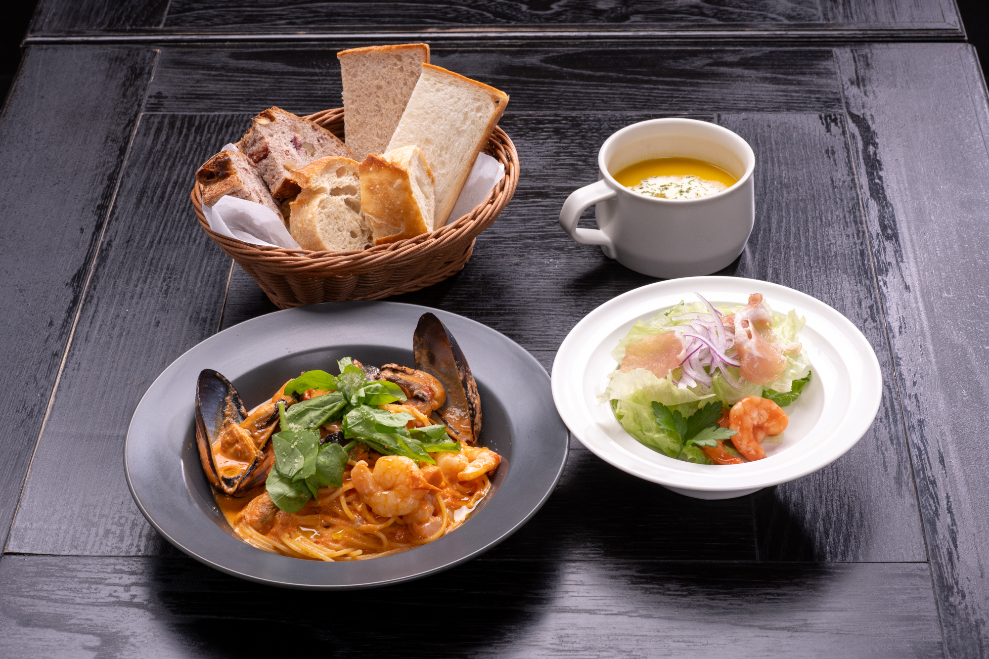 海老と魚介のトマトクリームスパゲッティ