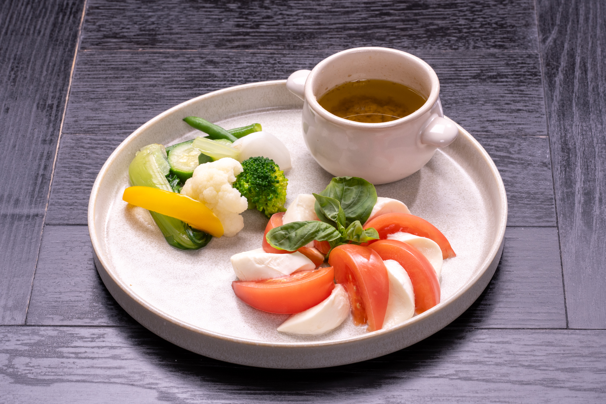 本格カプレーゼ～バーニャカウダ添え～