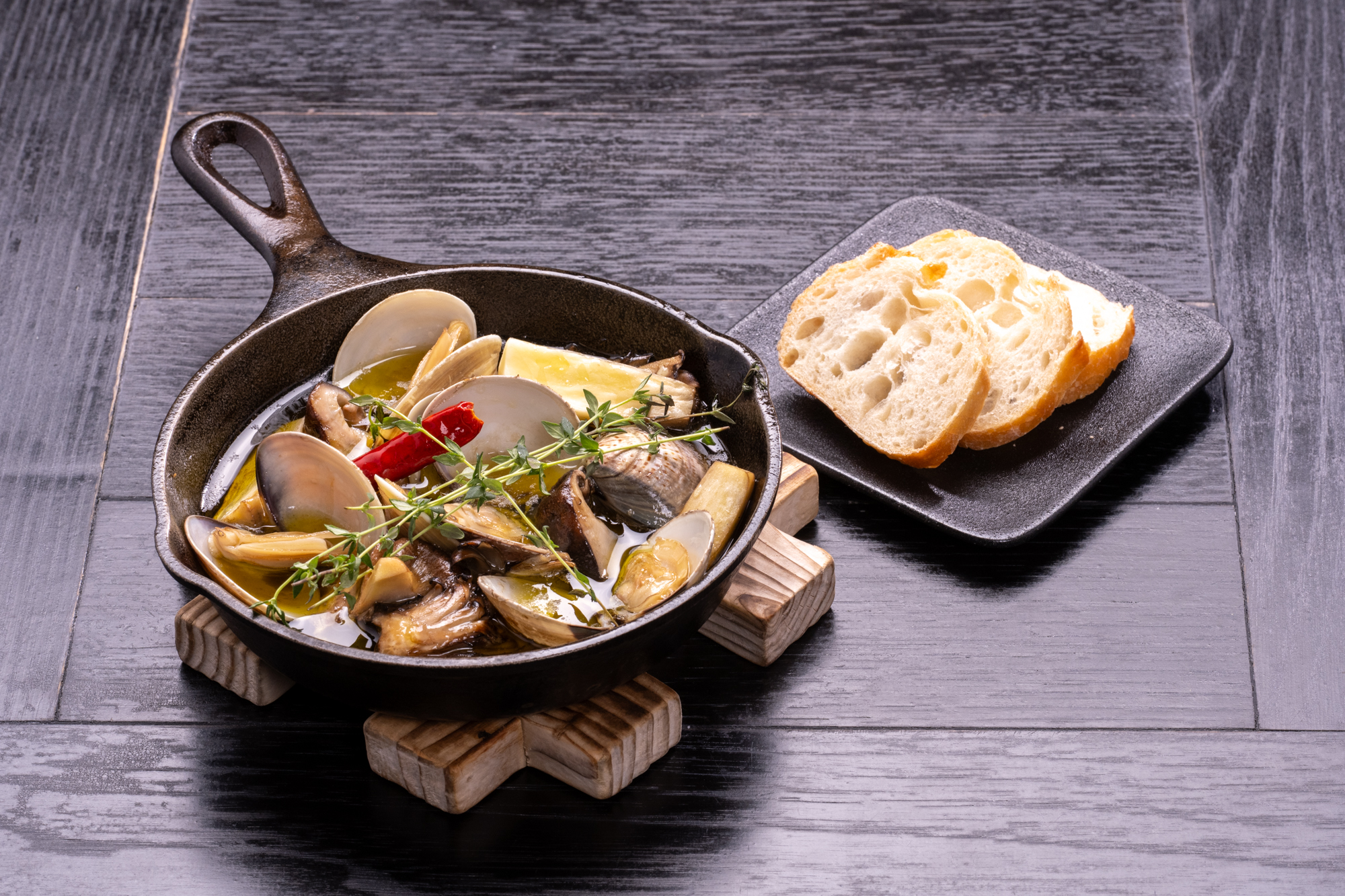 きのこと魚介のアヒージョ