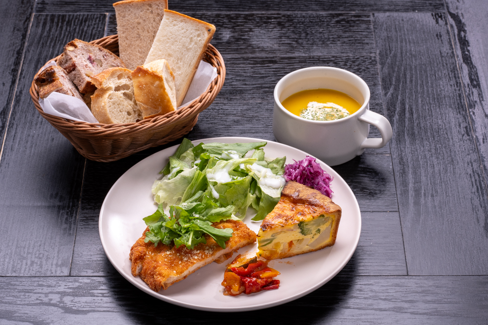 国産若鶏と自家製キッシュプレート