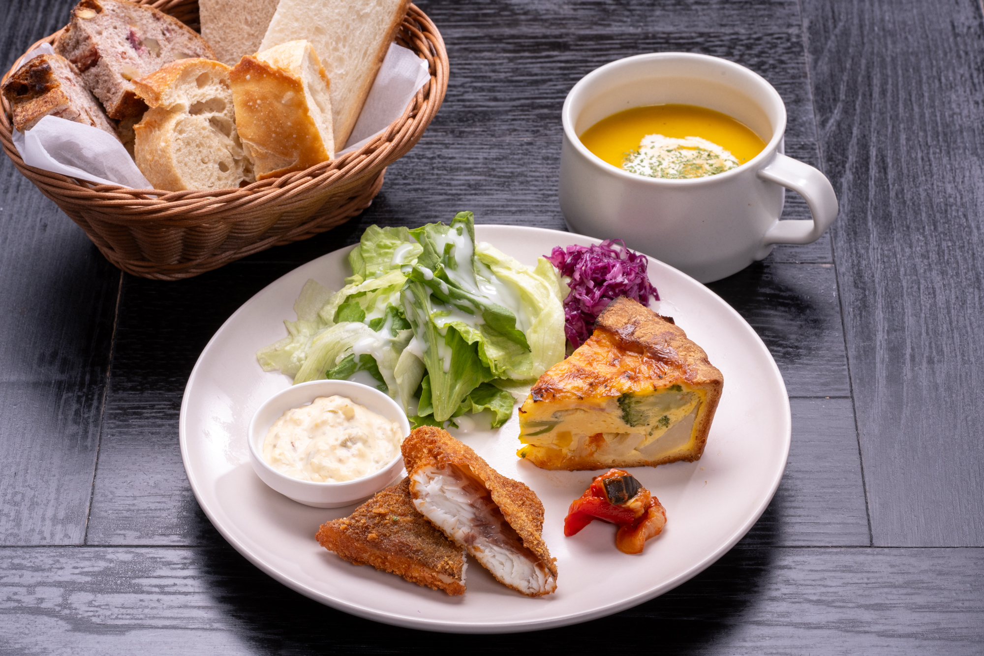 鮮魚のフライと自家製キッシュプレート