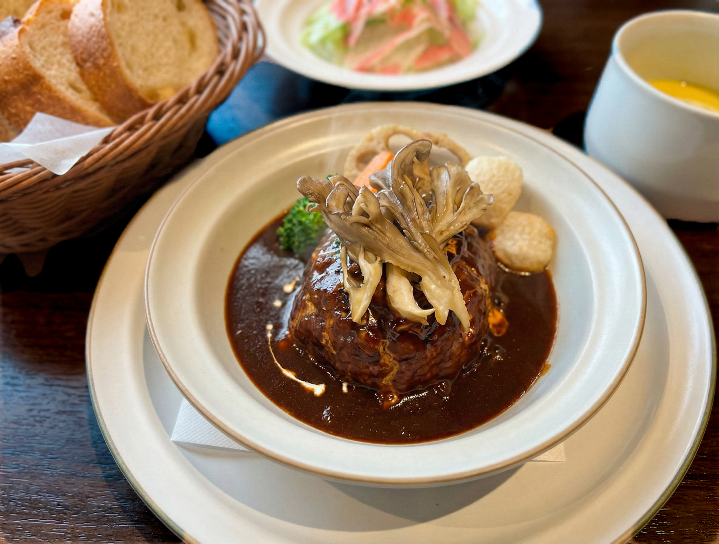 国産合い挽き肉の煮込みハンバーグ