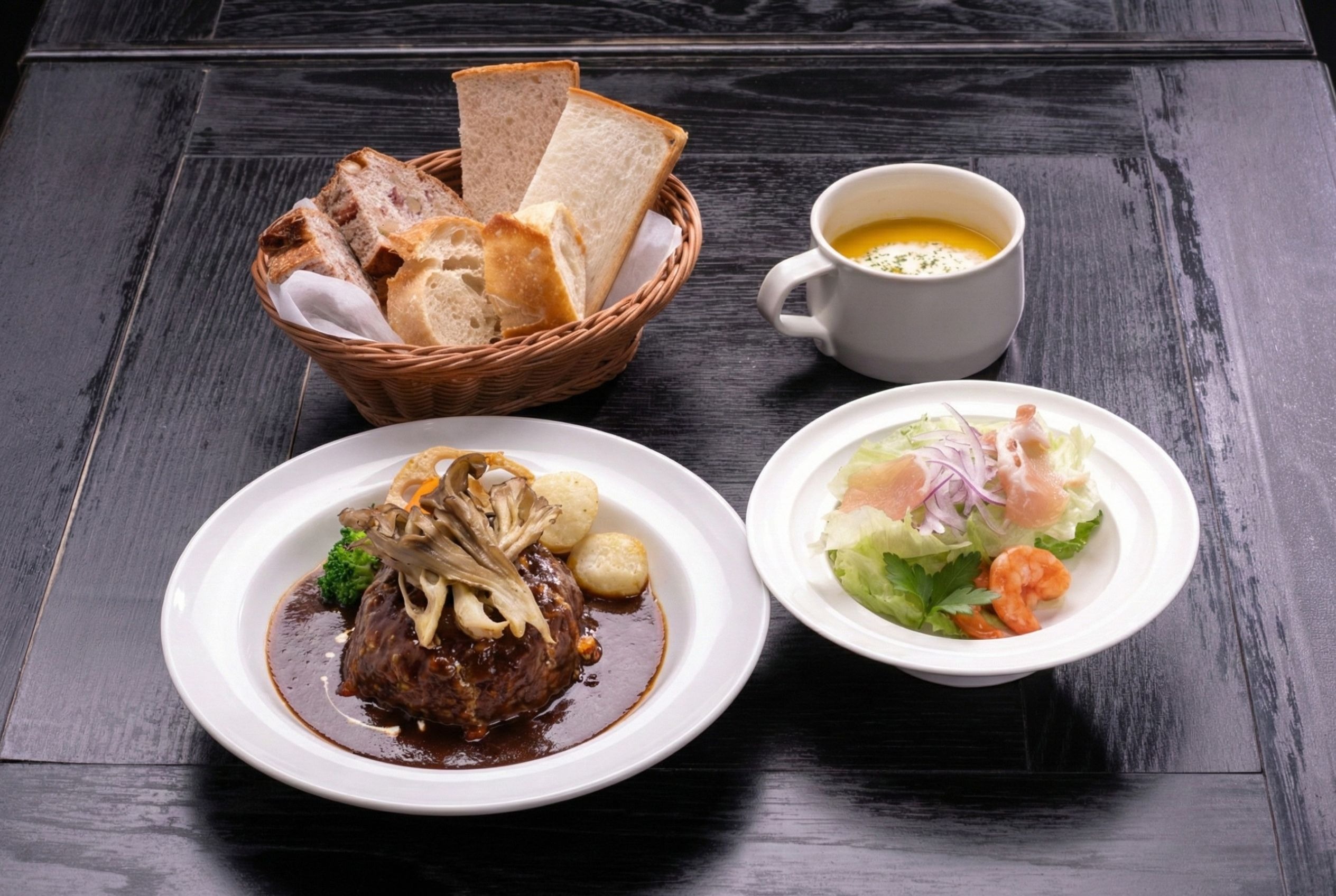 国産合い挽き肉の煮込みハンバーグ