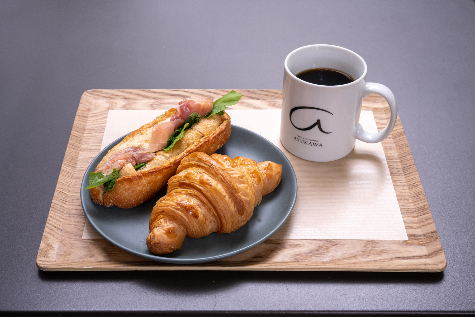 焼きたてパンでカフェモーニング