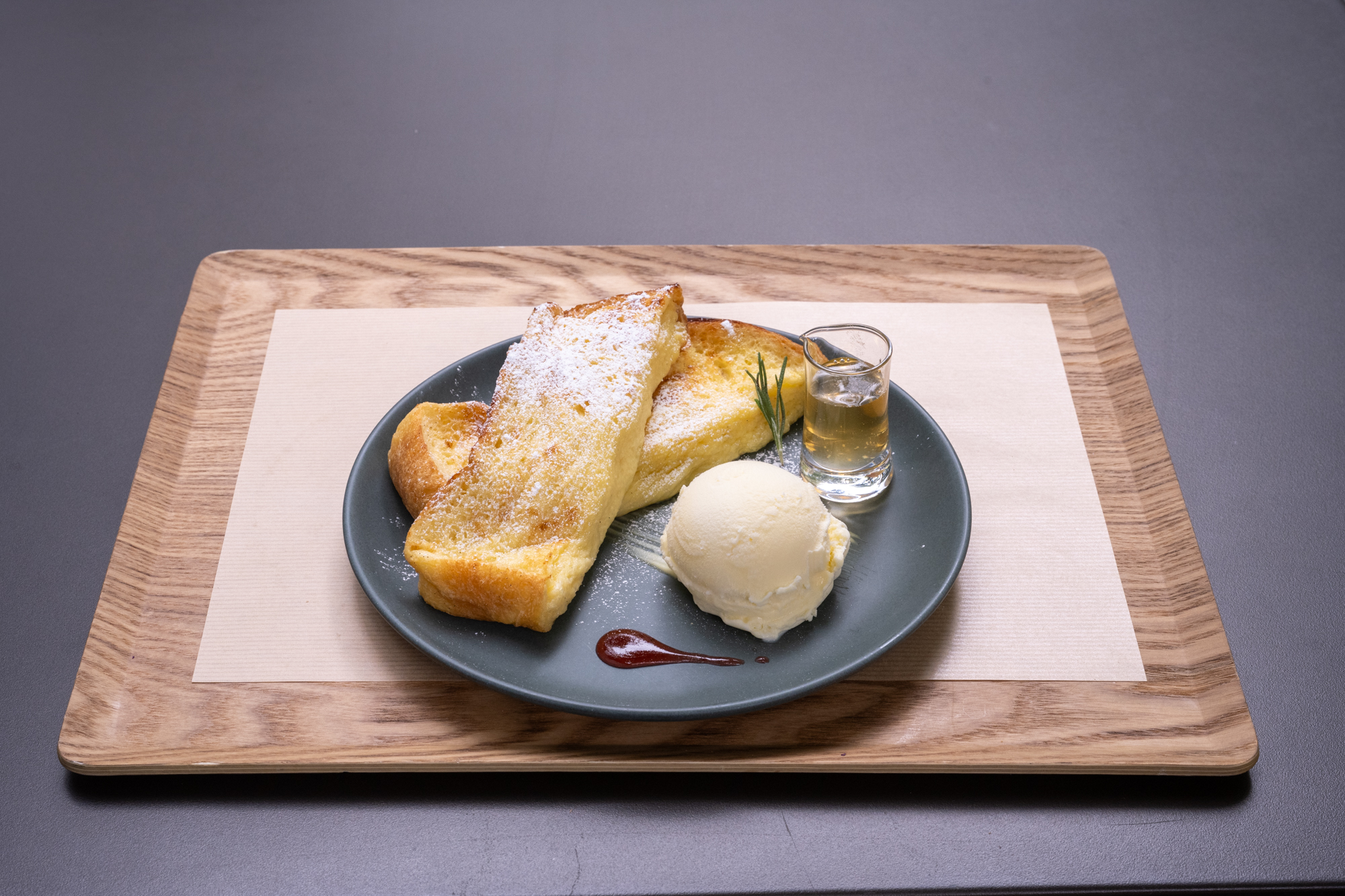 店内仕込みのフレンチトースト バニラアイス添え