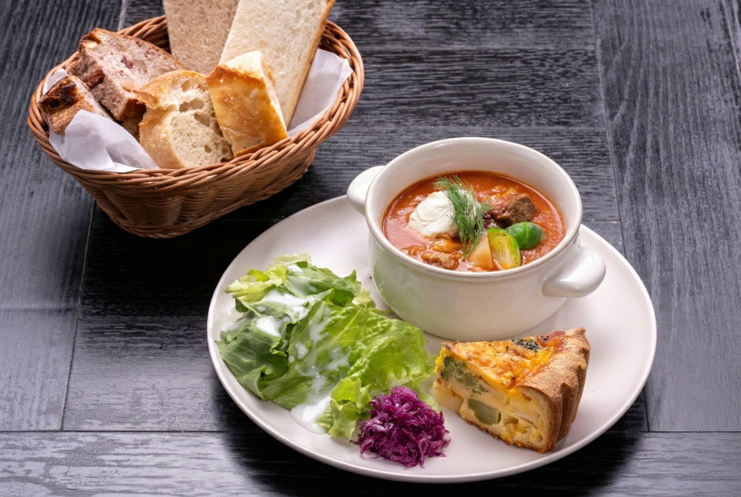 ビーツのボルシチと自家製キッシュプレート