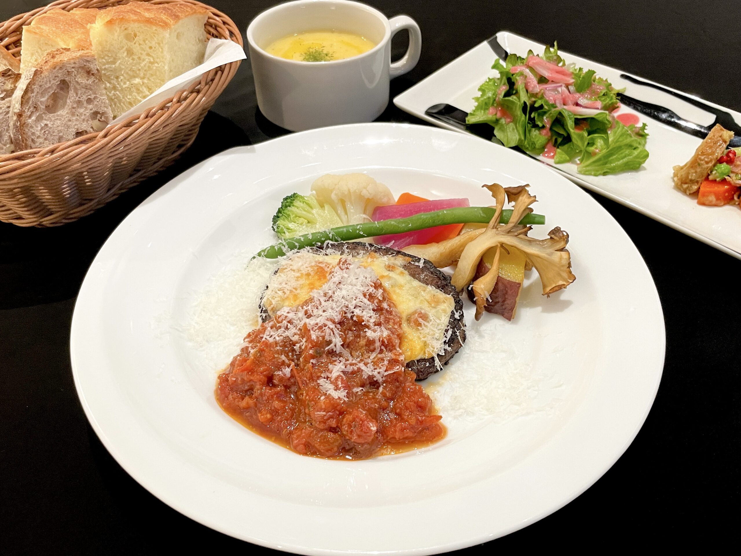 国産合い挽き肉のイタリアンハンバーグ