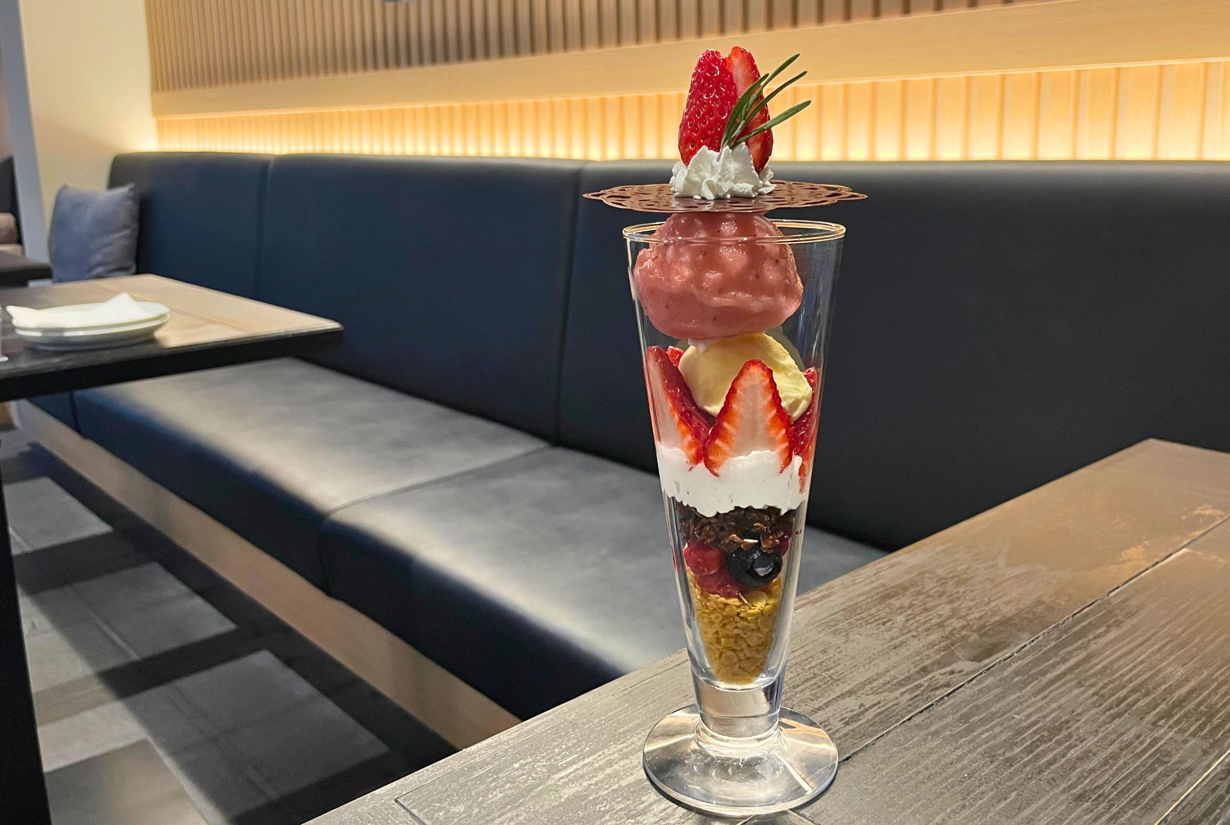 あきひめジェラートと苺の春パフェ