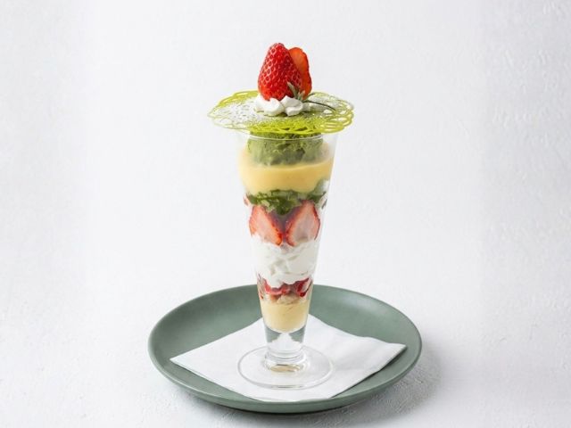 煎茶香る苺パフェ