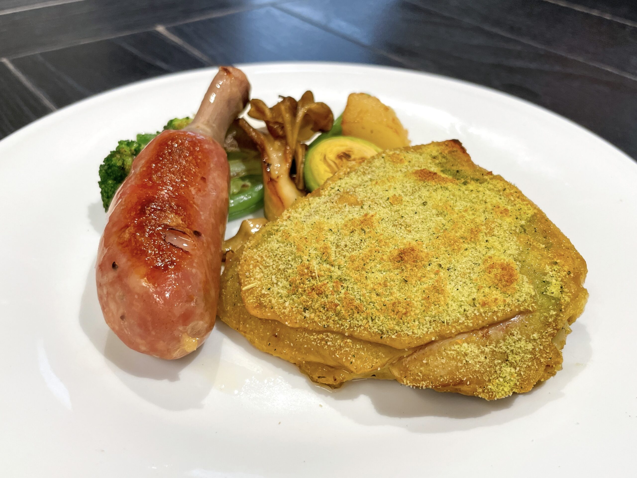 若鶏の香草パン粉焼きとソーセージの盛り合わせ